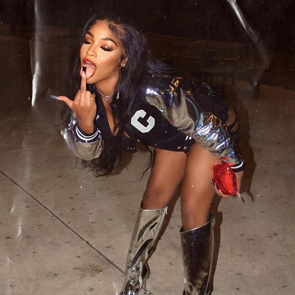 Chaqueta elegante de mujer metalizada con bordado de letras patchwork