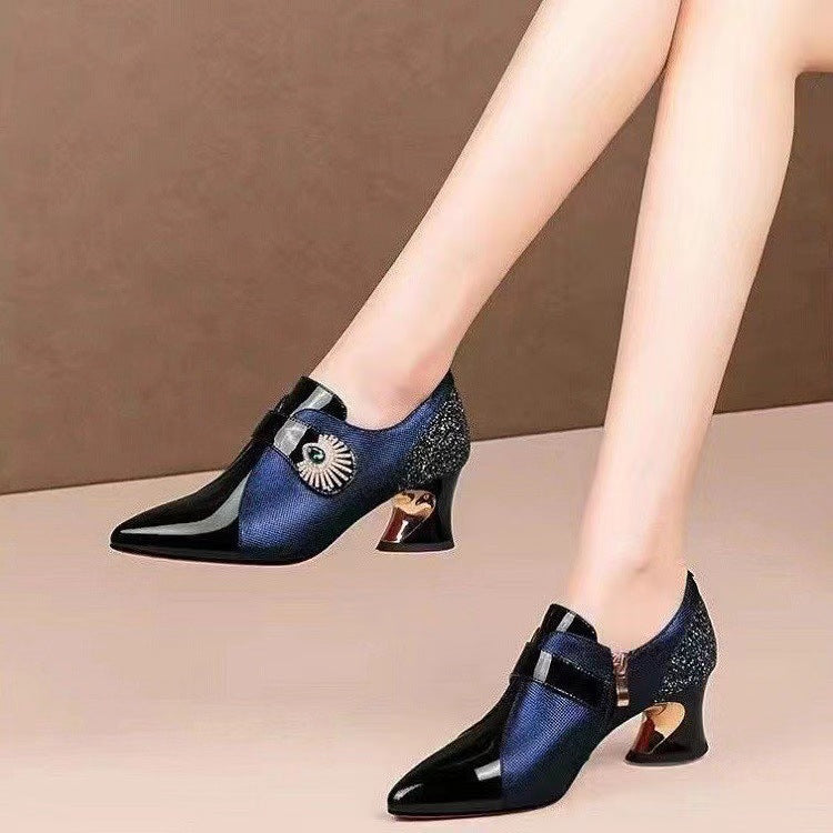 Women's pumps in soft leather, pointed toe, elegant square heels. sexy office