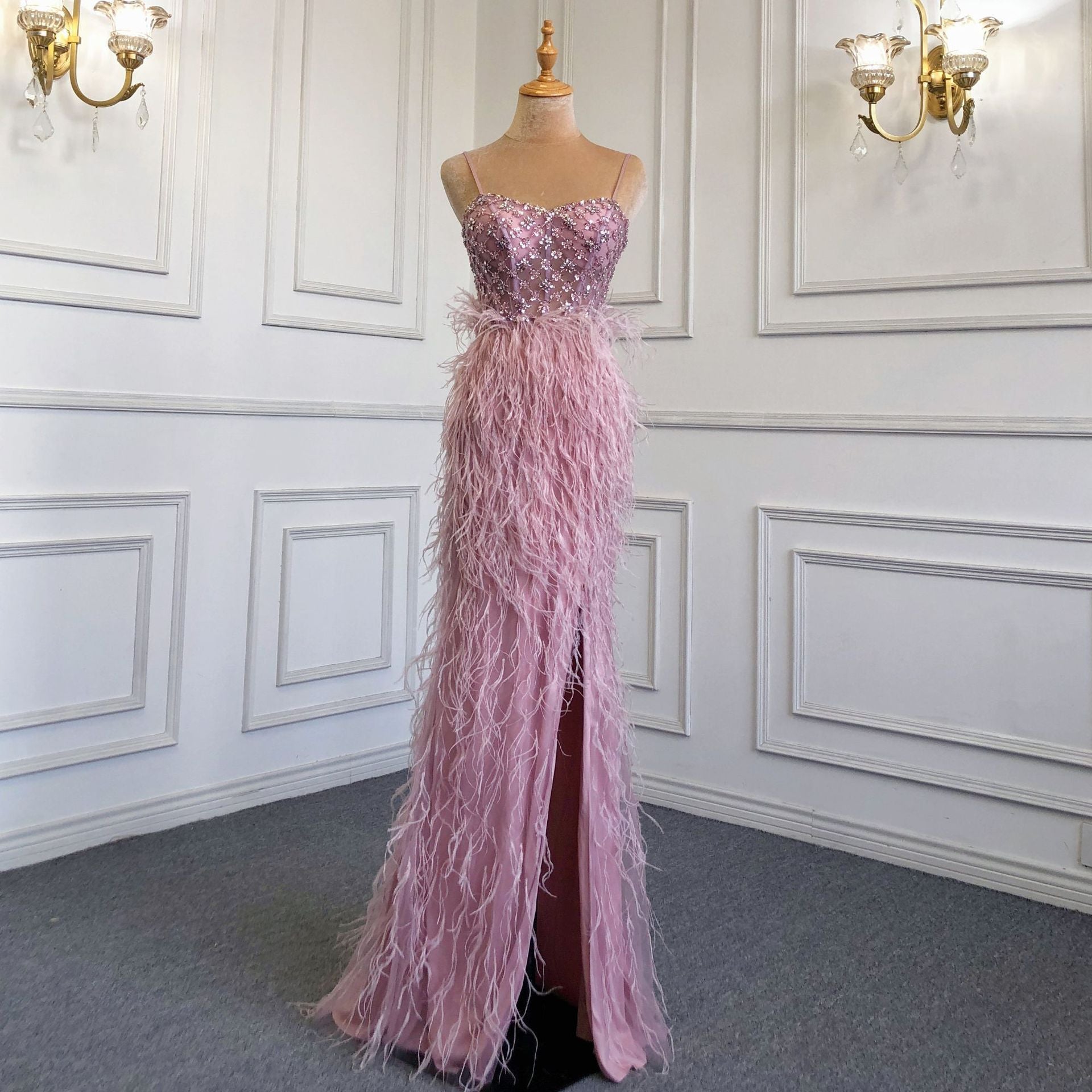 Robe de soirée avec plumes et bretelles élégante coupe ajustée banquet