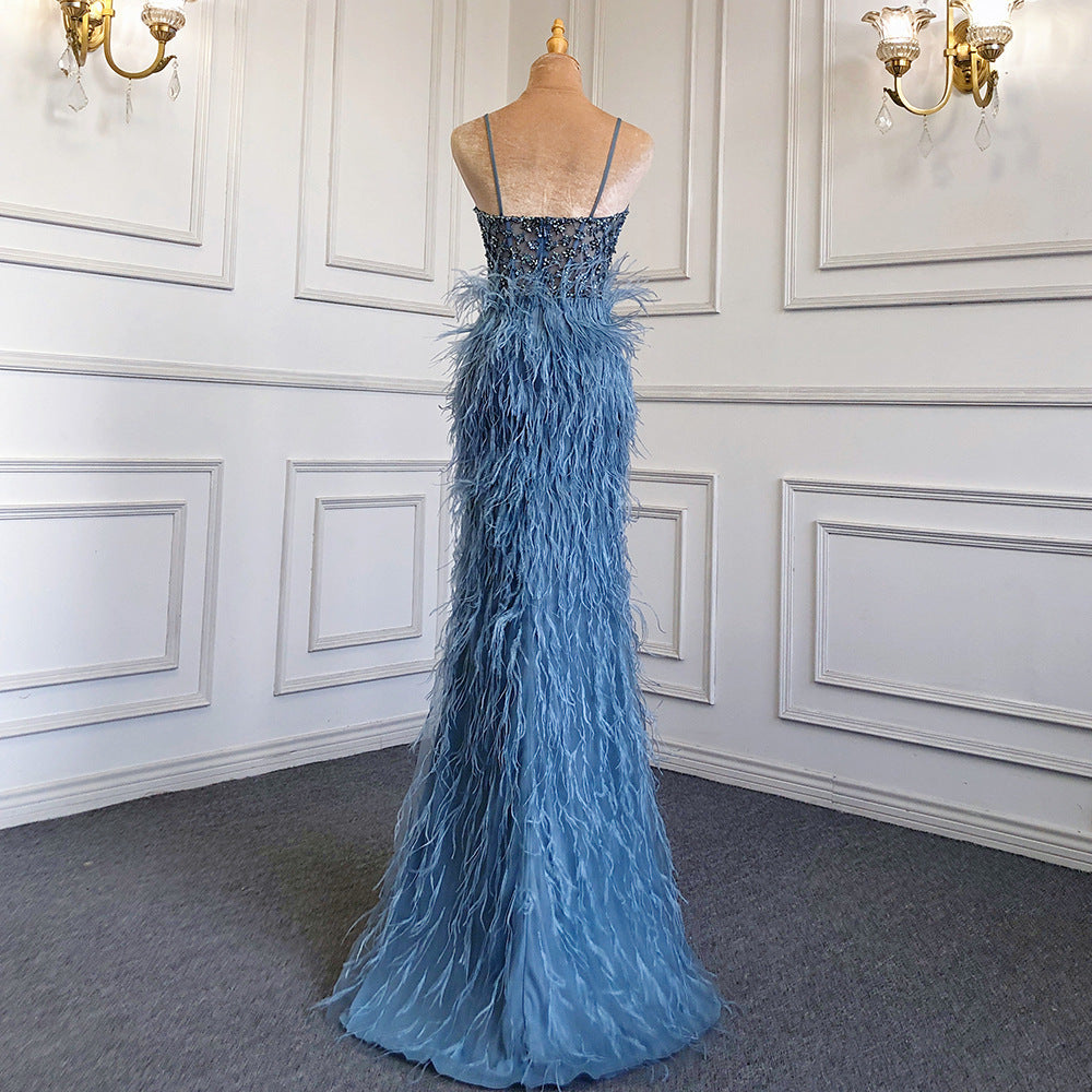 Robe de soirée avec plumes et bretelles élégante coupe ajustée banquet