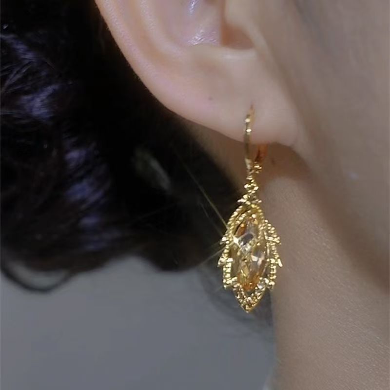 Women's earrings with stem leaf-shaped of golden Zircon elegant