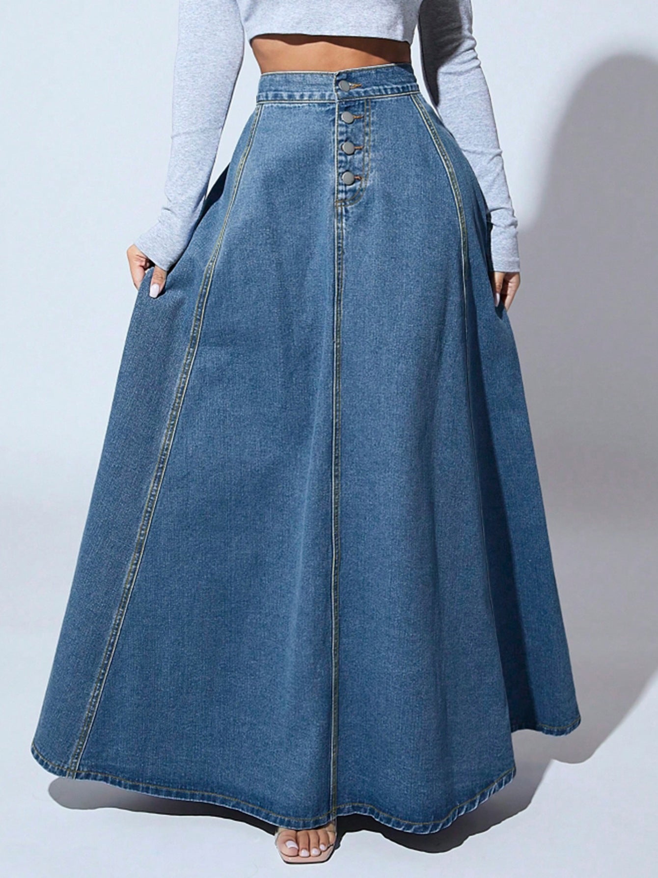 Women's long skirt in denim elegant pleated buttoned