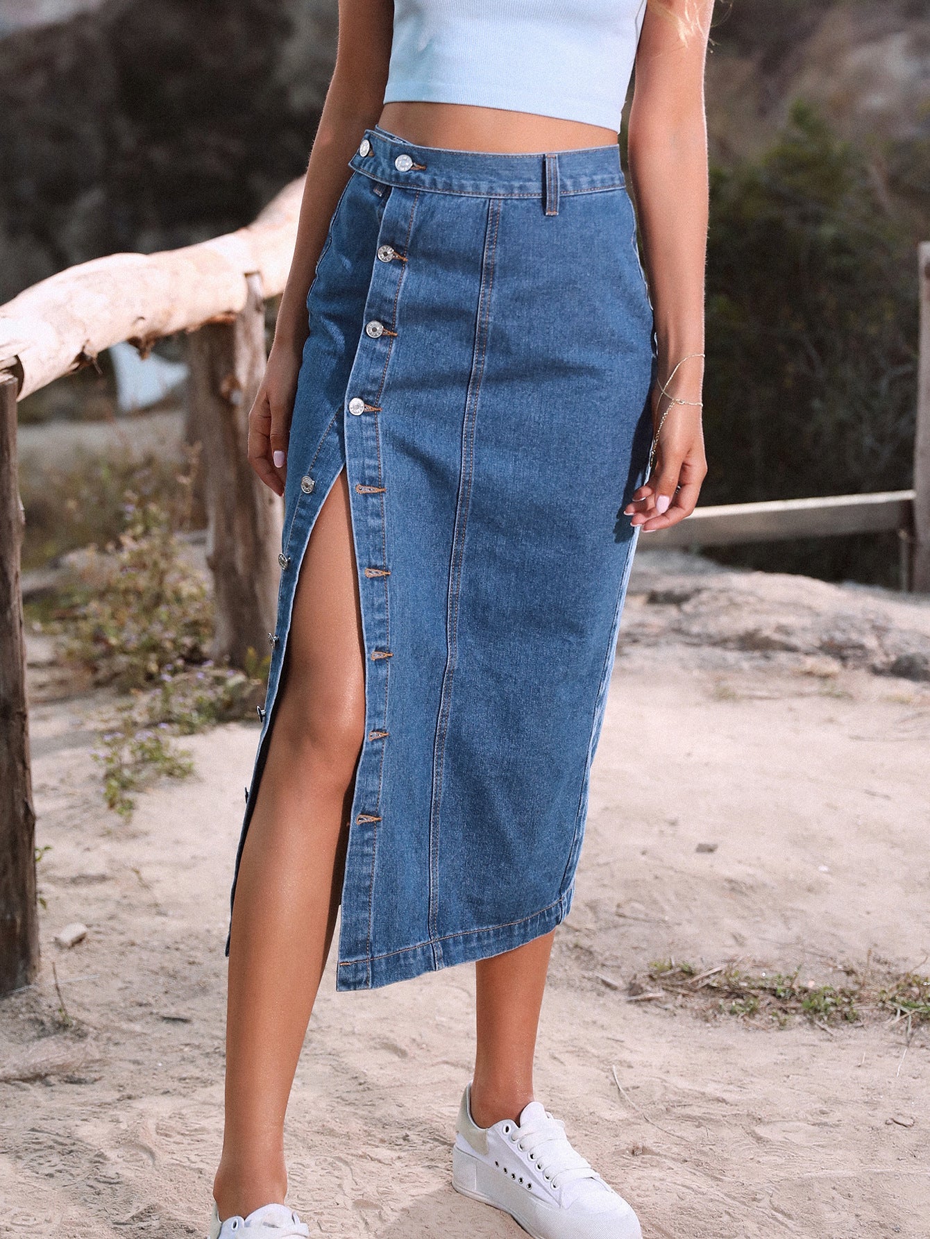 Women's skirt in denim with buttons elegant high waist split