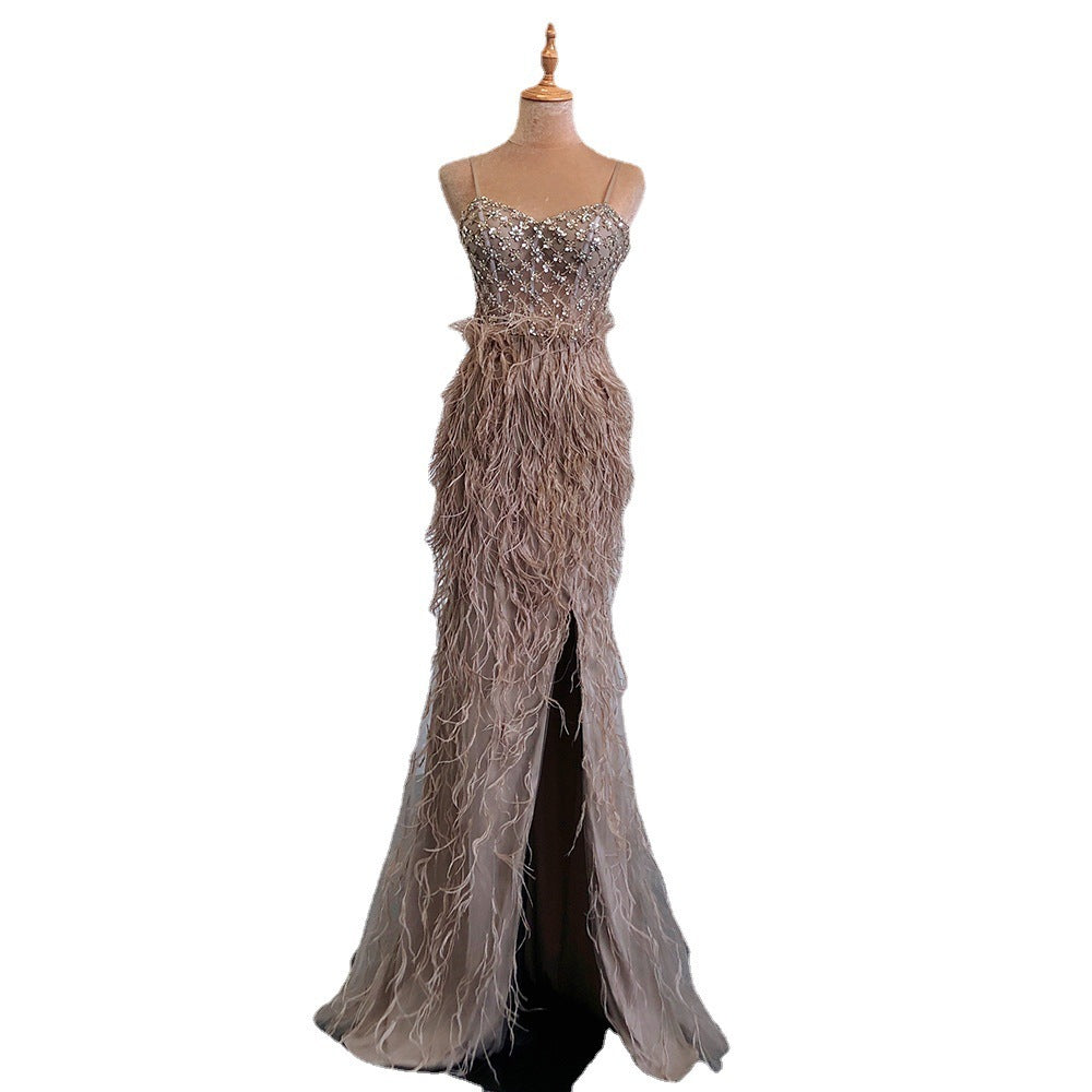 Robe de soirée avec plumes et bretelles élégante coupe ajustée banquet