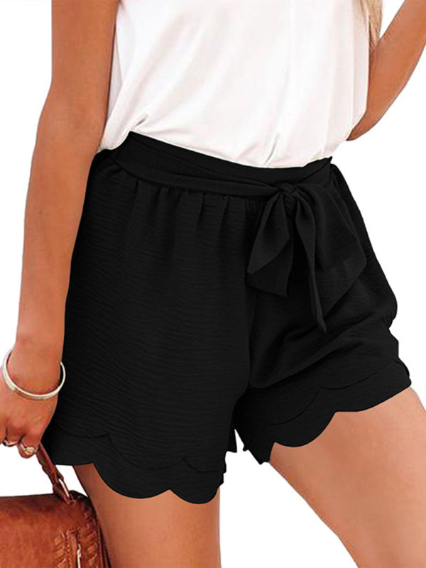 Pantalones cortos de mujer elegante en capas con cordón y cinturón